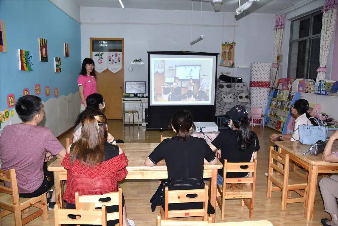 沟通让教育更美好西安市新城区东方幼儿园召开新学期家长会