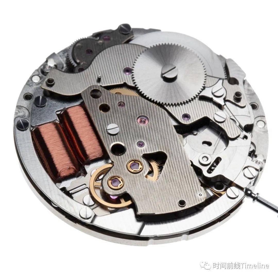 表示机芯由发条提供动力,由电子石英部件,控制走时的技术.