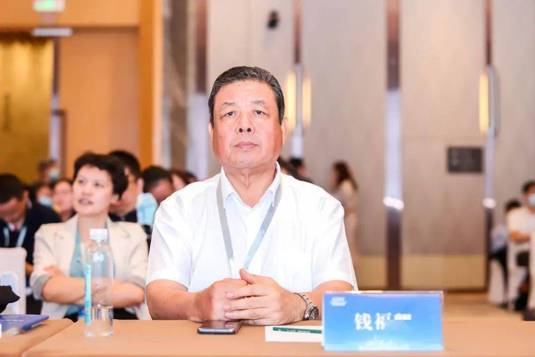 器械行业协会秘书长徐珊主持,中国医疗器械行业协会副会长钱福卿致辞