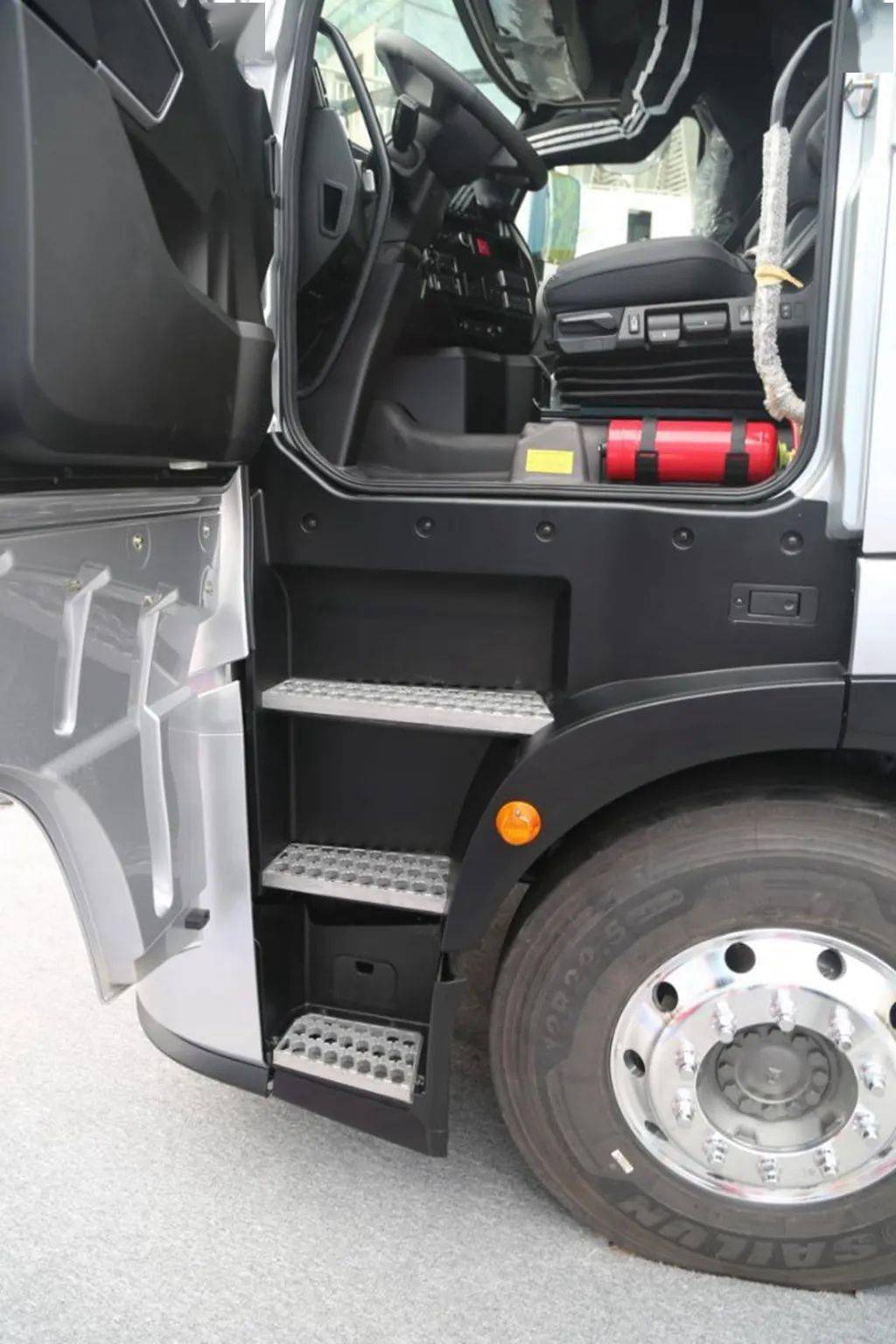 黄河重卡诞生60年后强势回归 首推4款车型售价43万-49万元