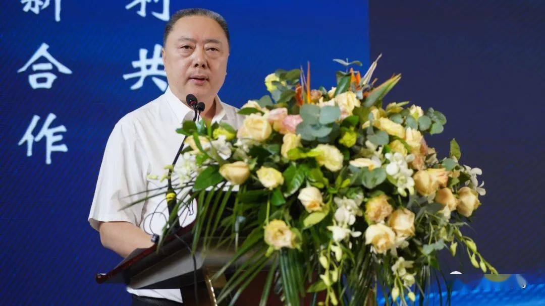 华北制药股份公司总经理周晓冰,中国化学制药工业协会执行会长潘广成