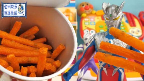 塞罗奥特曼美滋滋地品尝可口的辣条零食