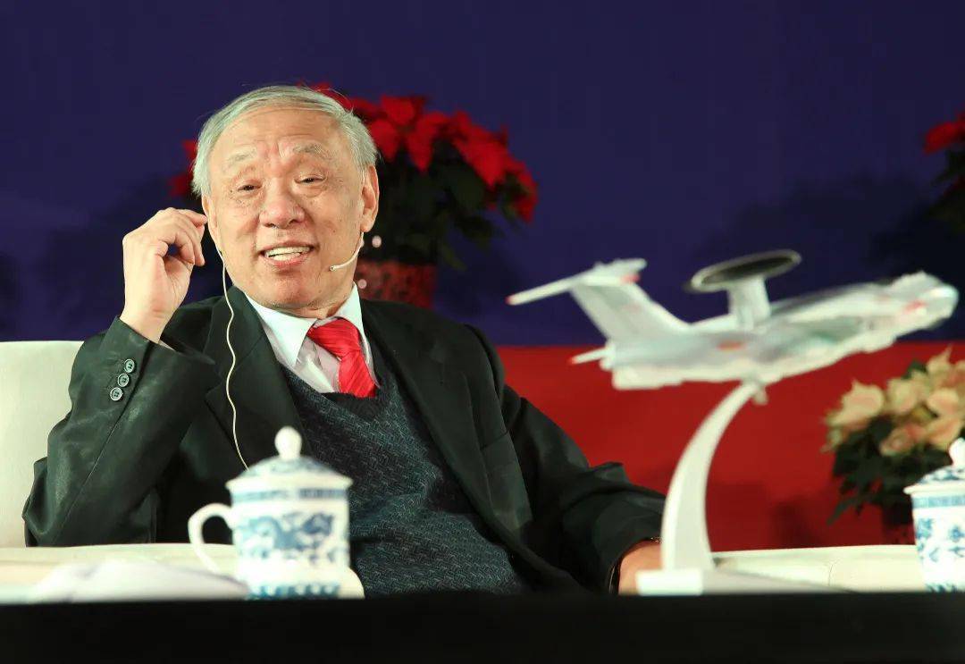 王小谟他把献身国防作为自己一生不懈的奋斗与追求学校始终与党和国家