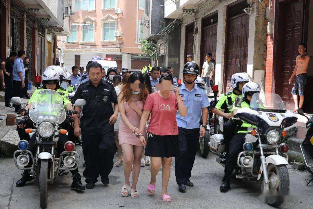 上百名男女被带走……两地警方火力全开,端掉多个卖淫窝点!