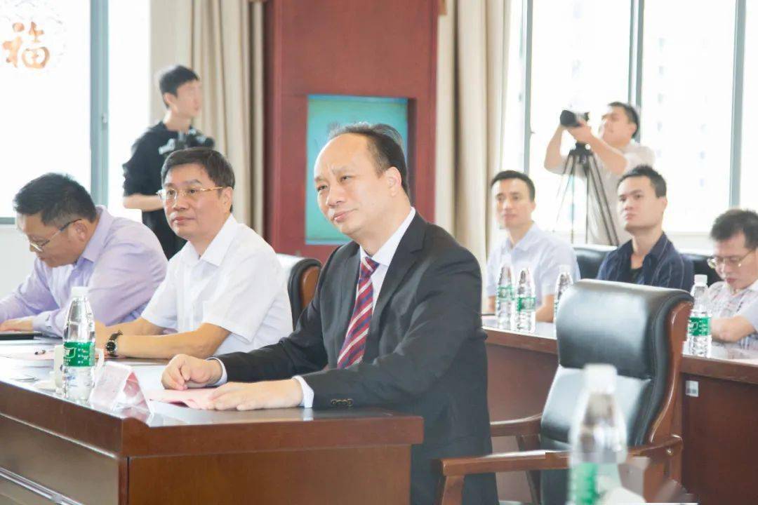 市委网信办主任刘云宝,衡阳日报社总编辑林新华,金钟集团董事长钟训勇
