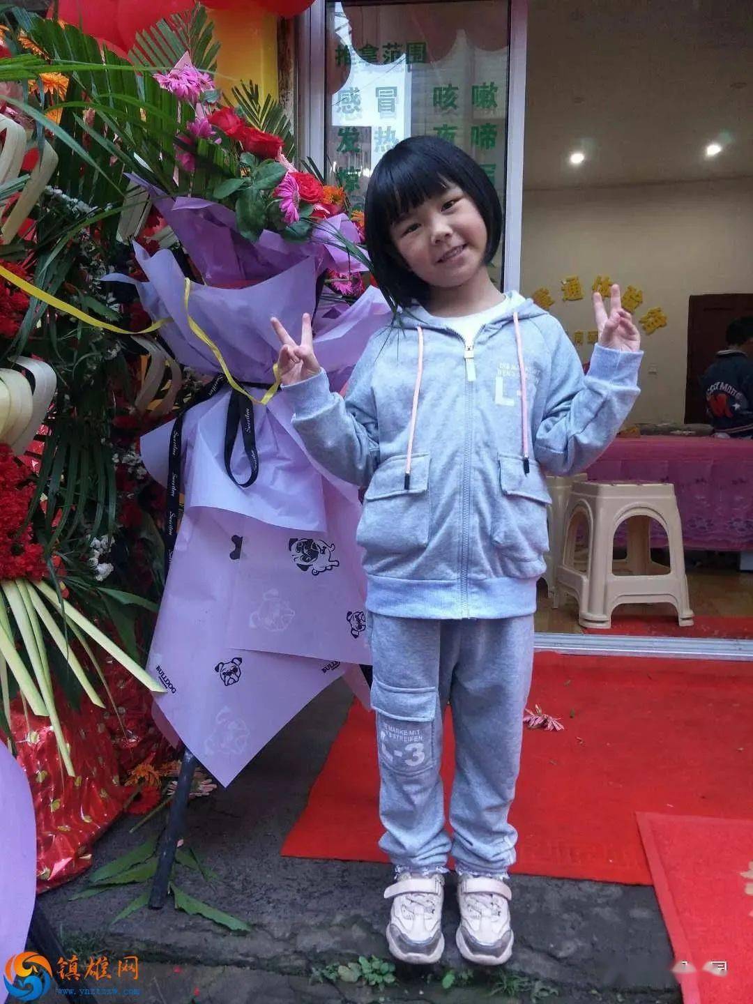 50与大舅一起到镇雄县第三小学开家长会,出来后不慎走失.