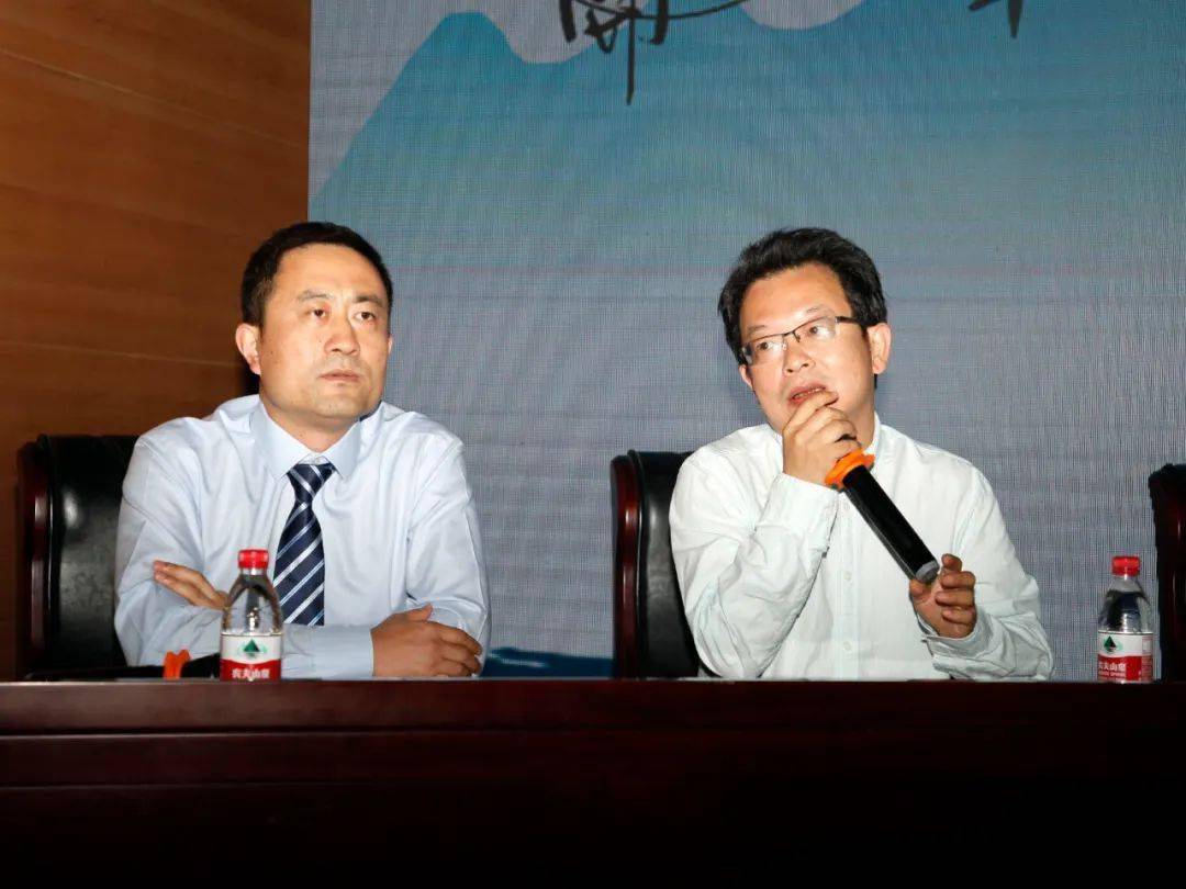 专题主持:尹光明,何 辉《经皮肾镜专家共识解读》 曾国华《标准通道的