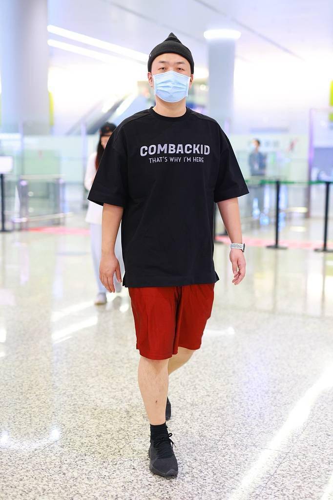 杜海涛毛线帽混搭红色大短裤玩转随性穿搭无包袱