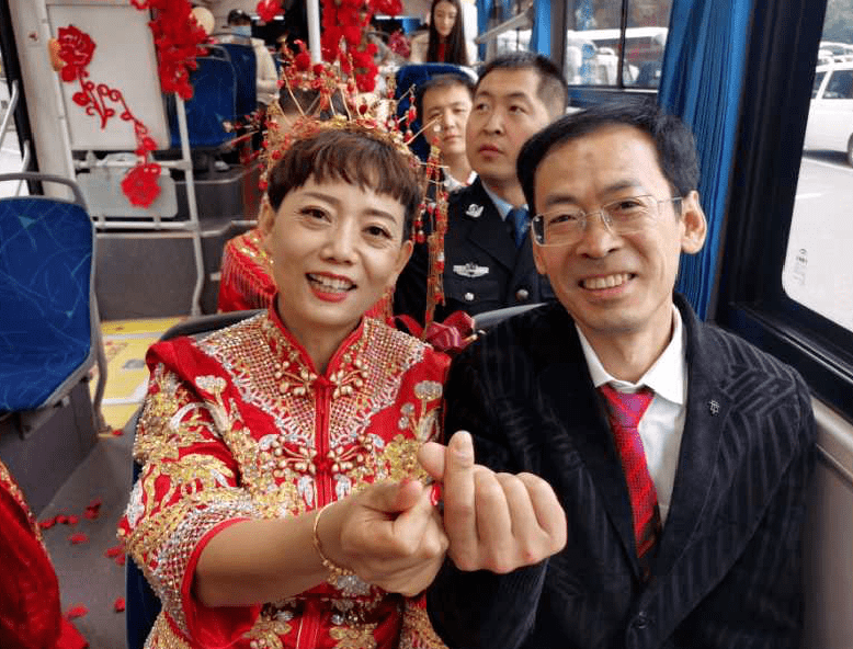 王霞代表市委,市政府,市人大,市政协致辞,向11对青年送上诚挚的祝福.