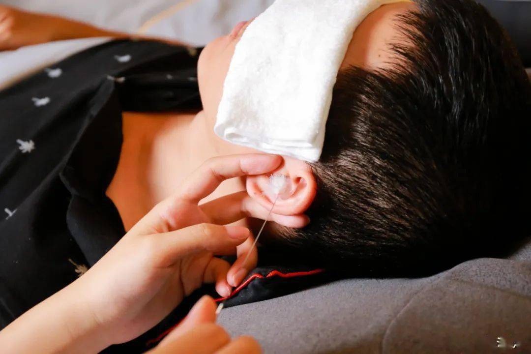 上下四肢舒坦|清理耳垢|接着就用专业的耳起清理耳内耵聍和耳道"稳,准