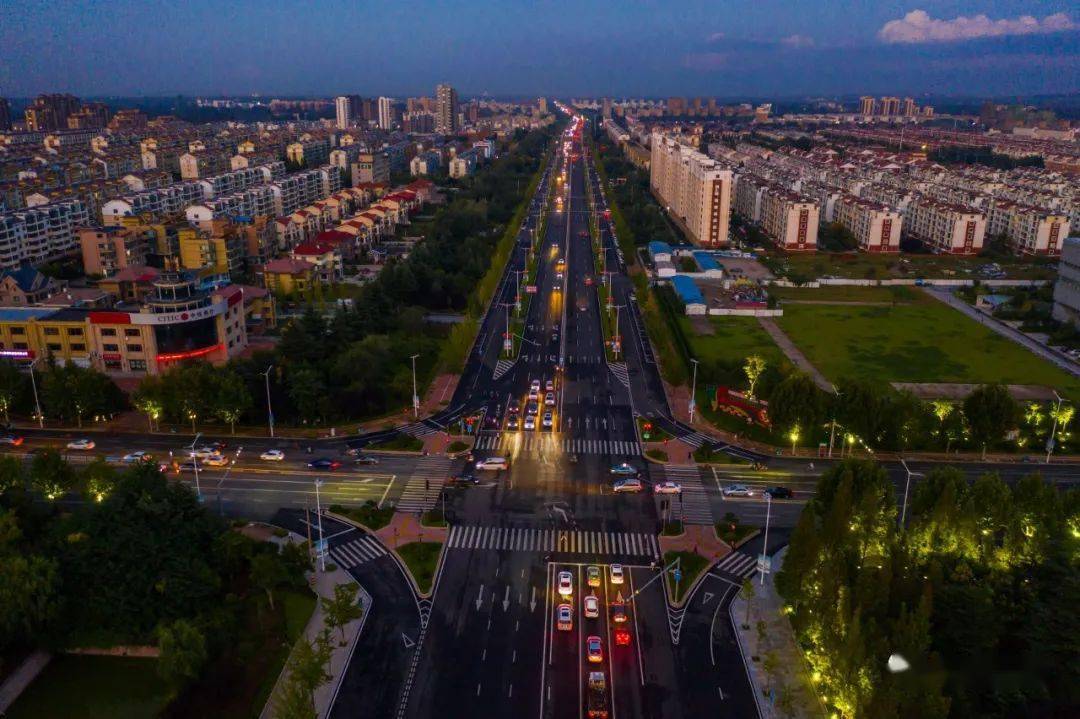 笔直的烟台路纵贯整个城区,默默地见证着莱西这座小城的发展历程.