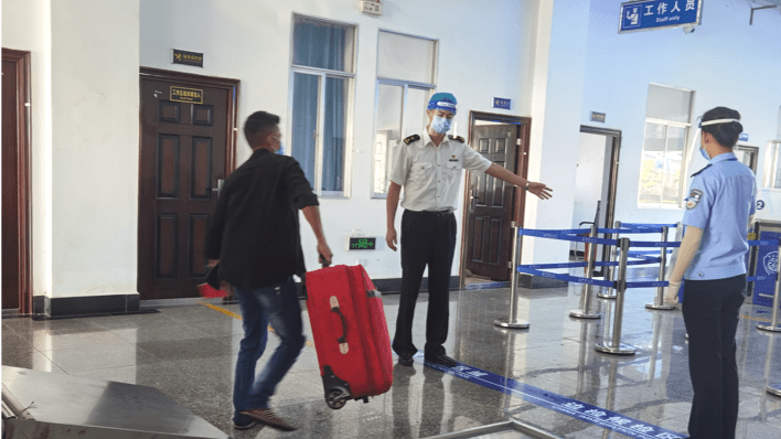 关停大青树通道(左滑)章凤口岸上世纪60年代形成的拉影大青树人员通道