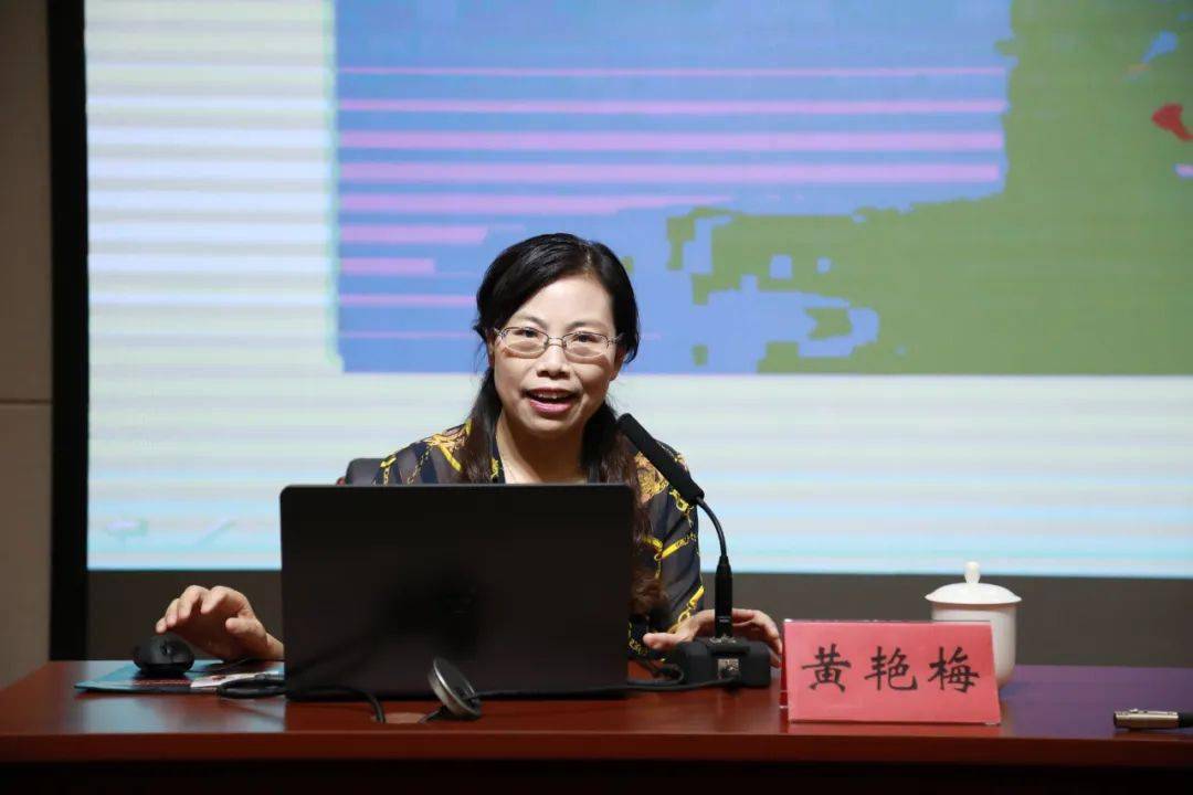 黄艳梅院长为新教师做辅导▲熊伟律师为新教师做教育法律法规讲座