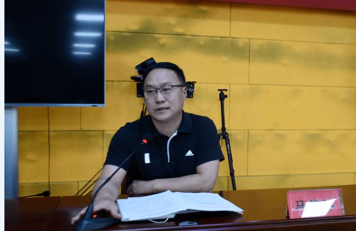 县委副书记马锁红主持会议.县委常委,宣传部长顾振亮出席会议.