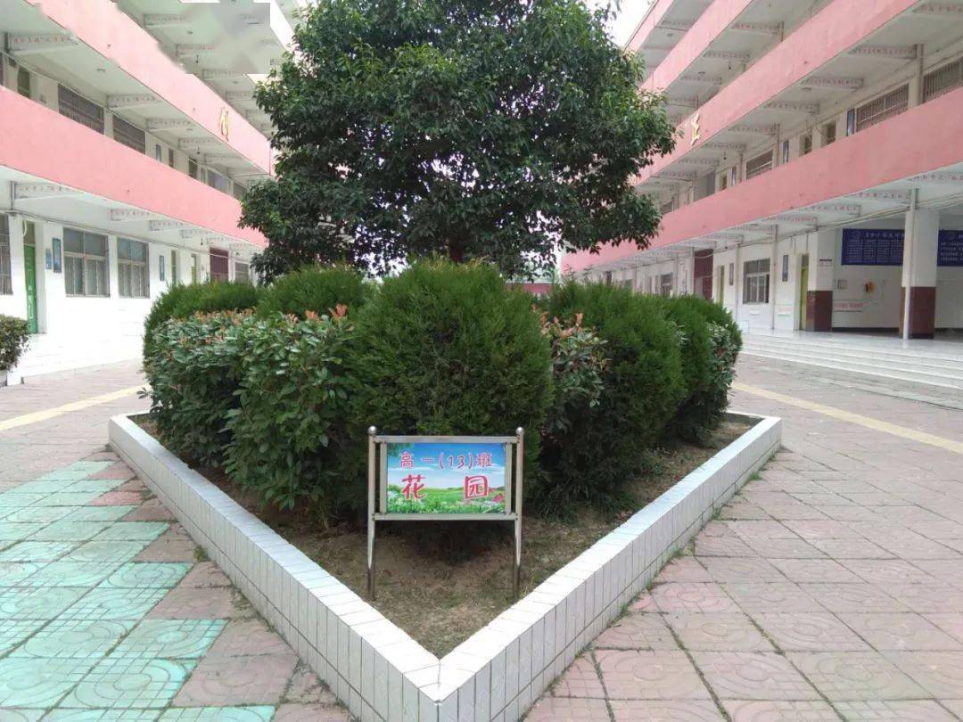 泗县双语中学举行我爱祖国升旗仪式