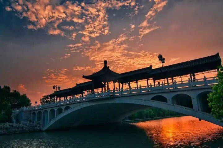 扬州古运河畔日出日落