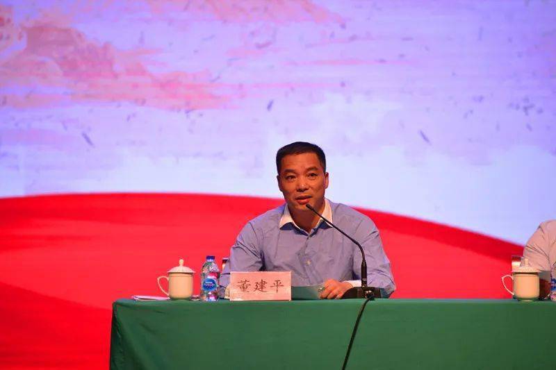 镇党委书记张伟国,副书记庄新军,党委委员董建平为18名优秀学员颁发