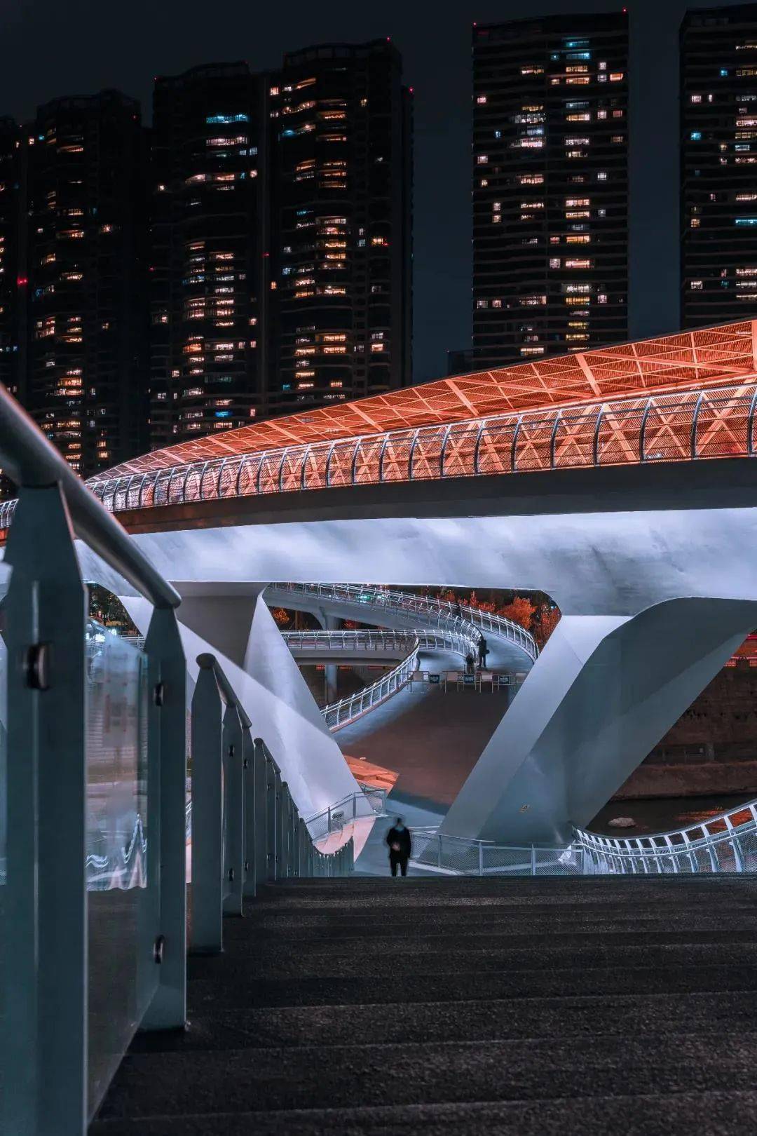 中和站开通,还可以打卡五岔子大桥整座桥充满了未来科技感还是