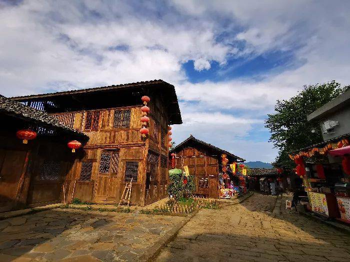 近年来,恩施州利用古村寨,民族村寨,特色产业村等资源,加速发展乡村