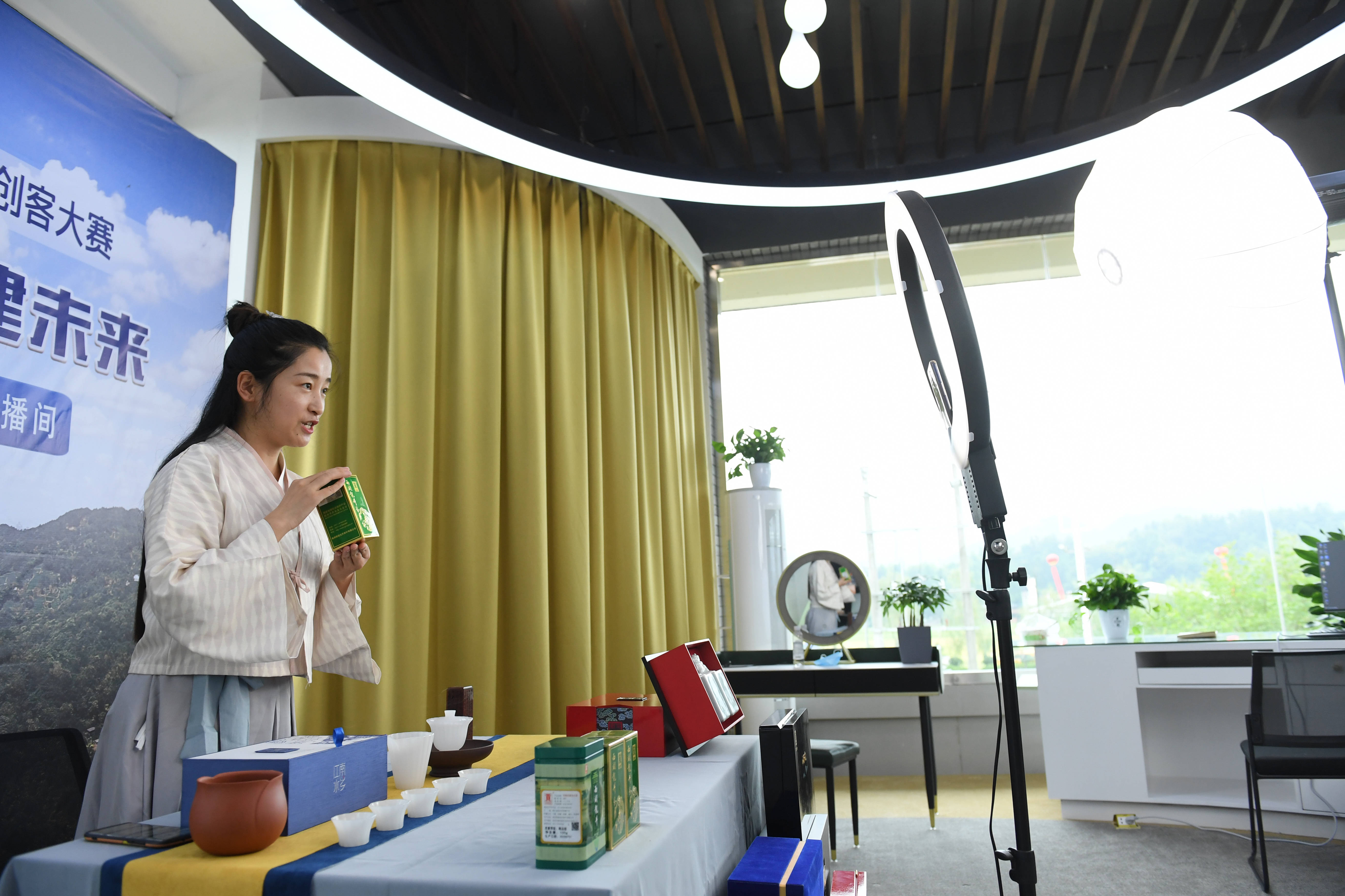 9月22日,主持人在丰收节的直播间推介杭州西湖区的农产品.