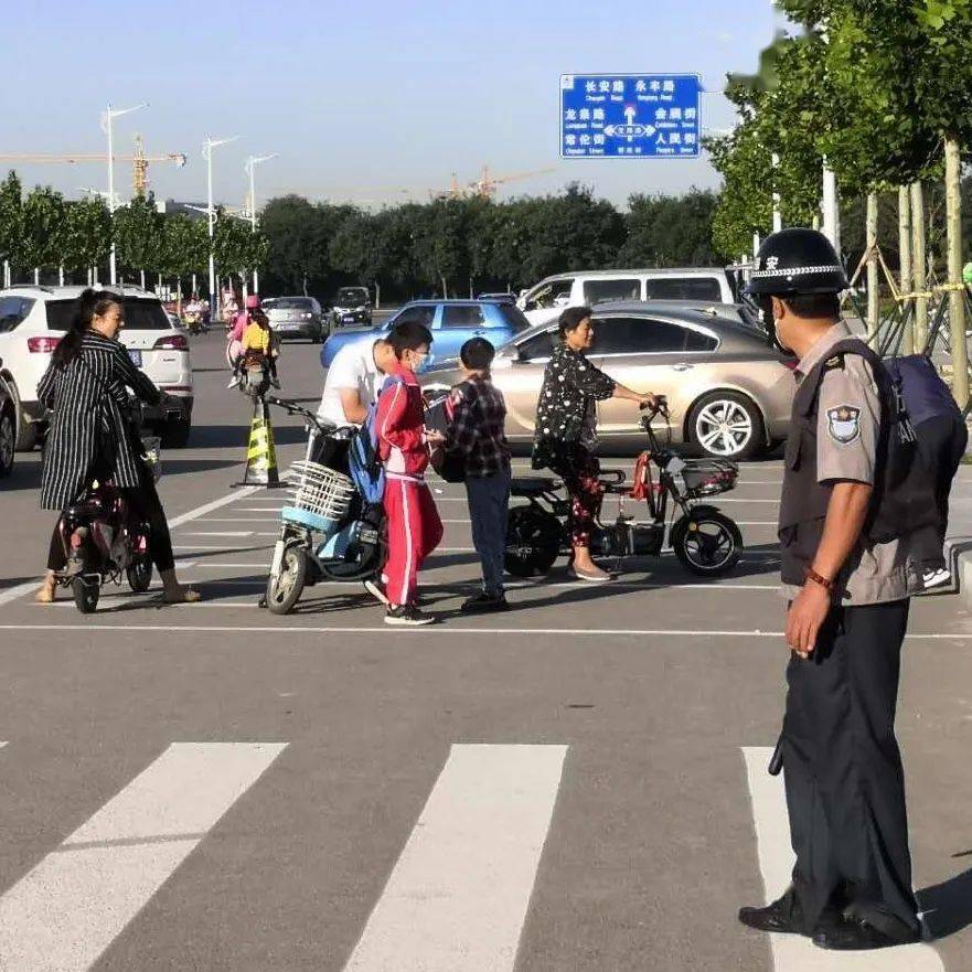 都不斷地教育孩子注意左右路況,使孩子有秩序地排隊,並安全走過斑馬線