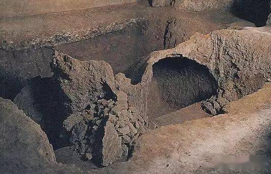 遗址出土的白地黑花瓷罐禹州钧窑遗址澄泥池窑址第一期前段出土钧釉莲