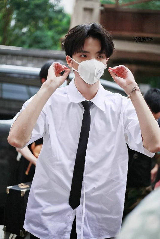 实力唱将or潮流偶像,细数戴口罩也帅气袭人的宝藏男孩_圣恩