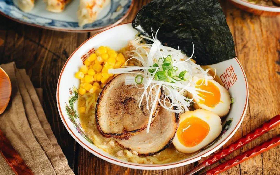 主要的四大种类包括 起源于  东京的 酱油拉面shoyu 汤底会带有略微