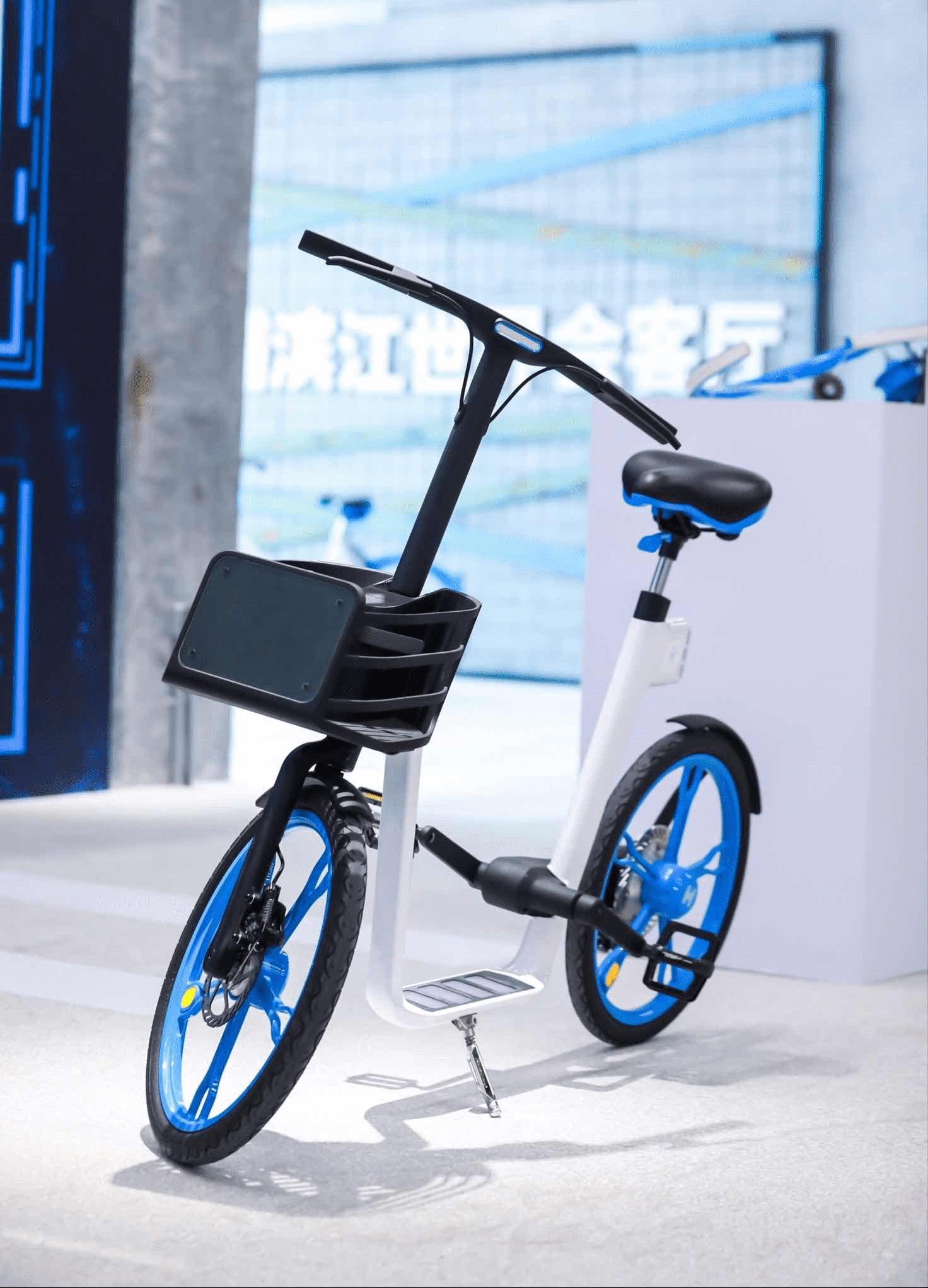 哈啰新款概念单车云歌亮相共享单车步入人车交互时代