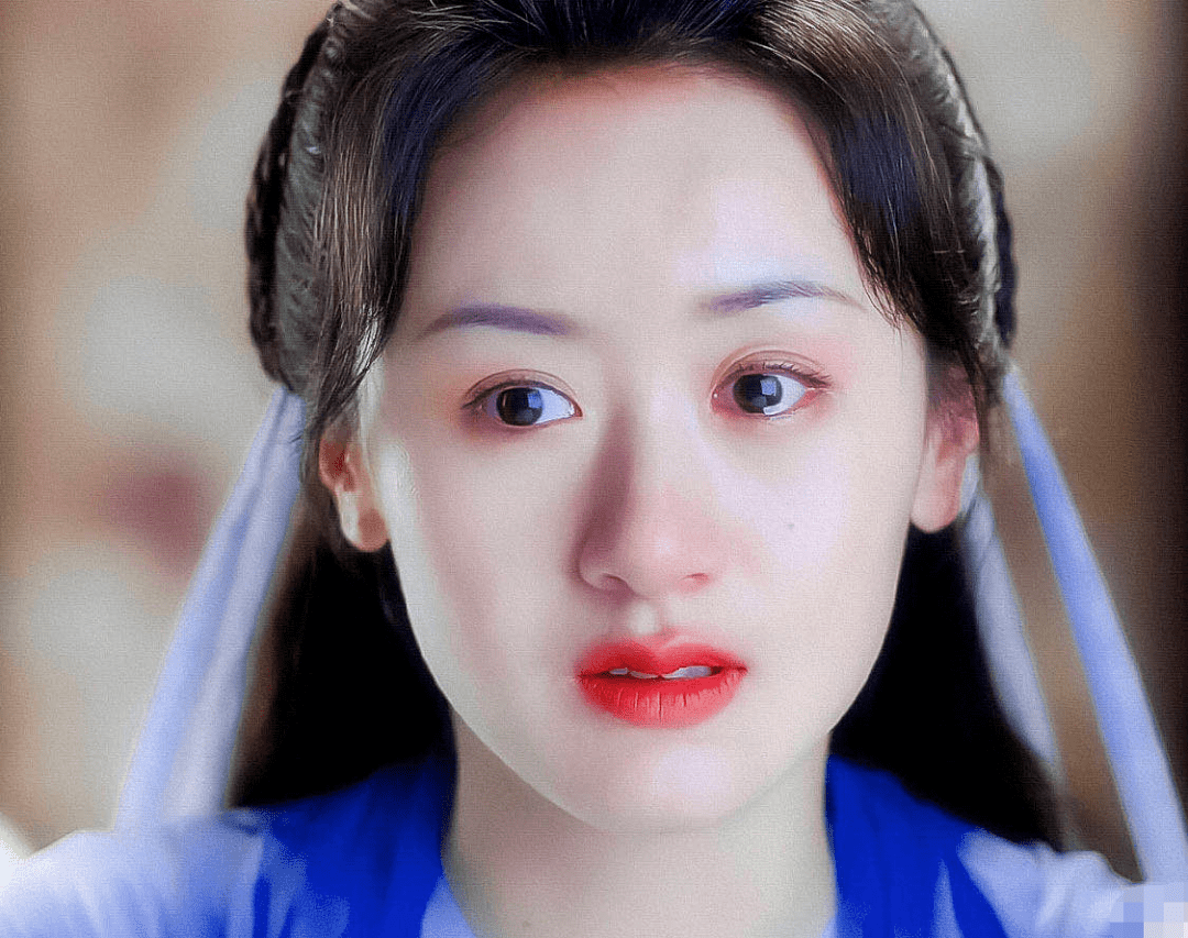 其实除了鼻子,袁冰妍的眉毛,眼睛,嘴巴都没有很大,只是五官集中度偏高