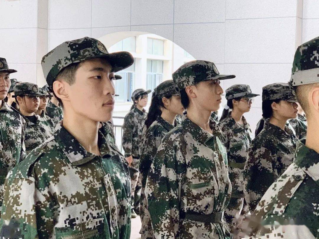 军训特辑身穿绿色军装吹响大学号角