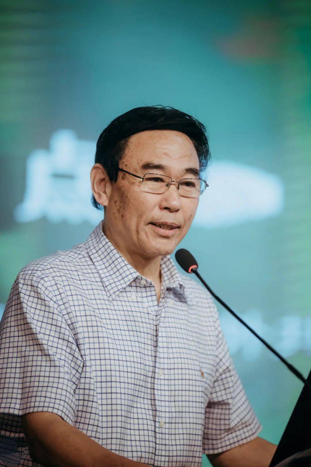 洛阳第二外国语学校校长白帆站在洛阳经济大发展的形势下,对教育的