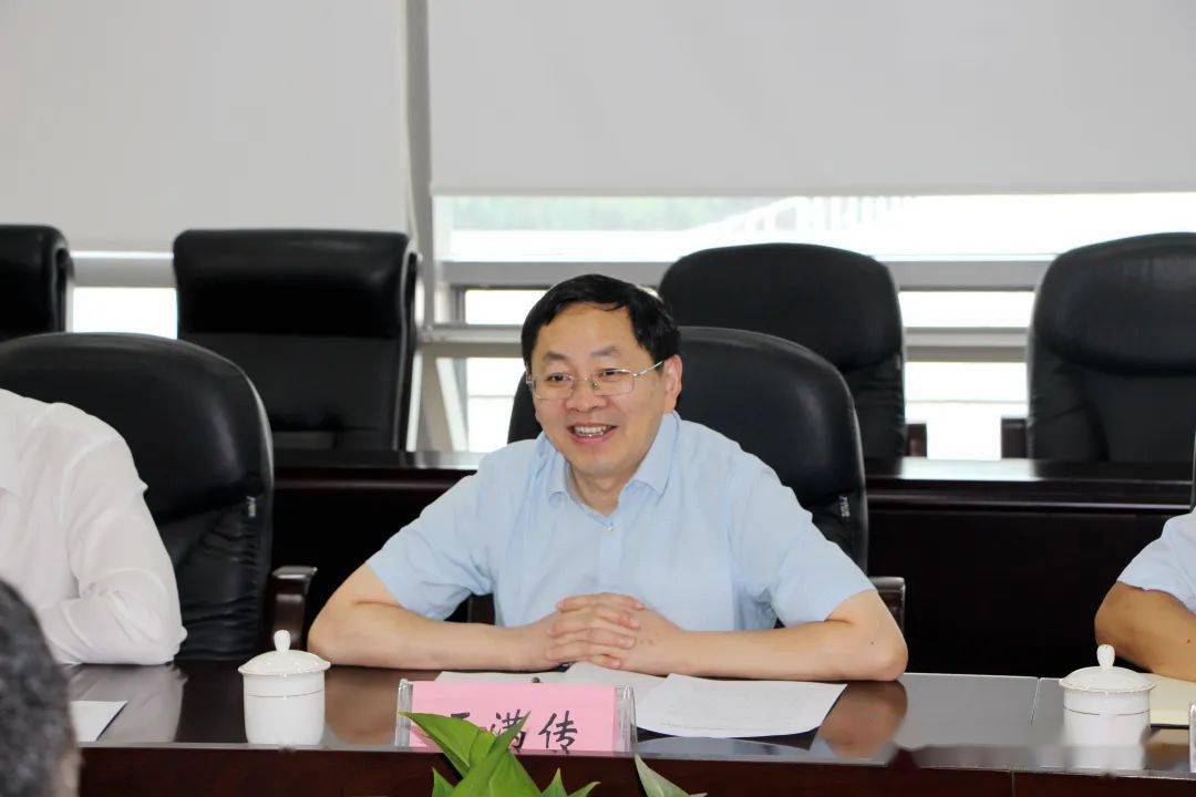 中央党校公共管理教研部主任王满传来温调研机构改革和编制管理工作