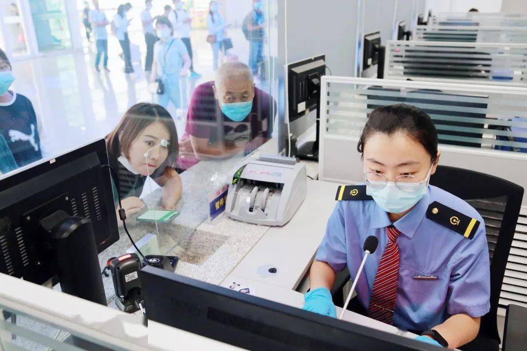 高铁站的宝藏女孩