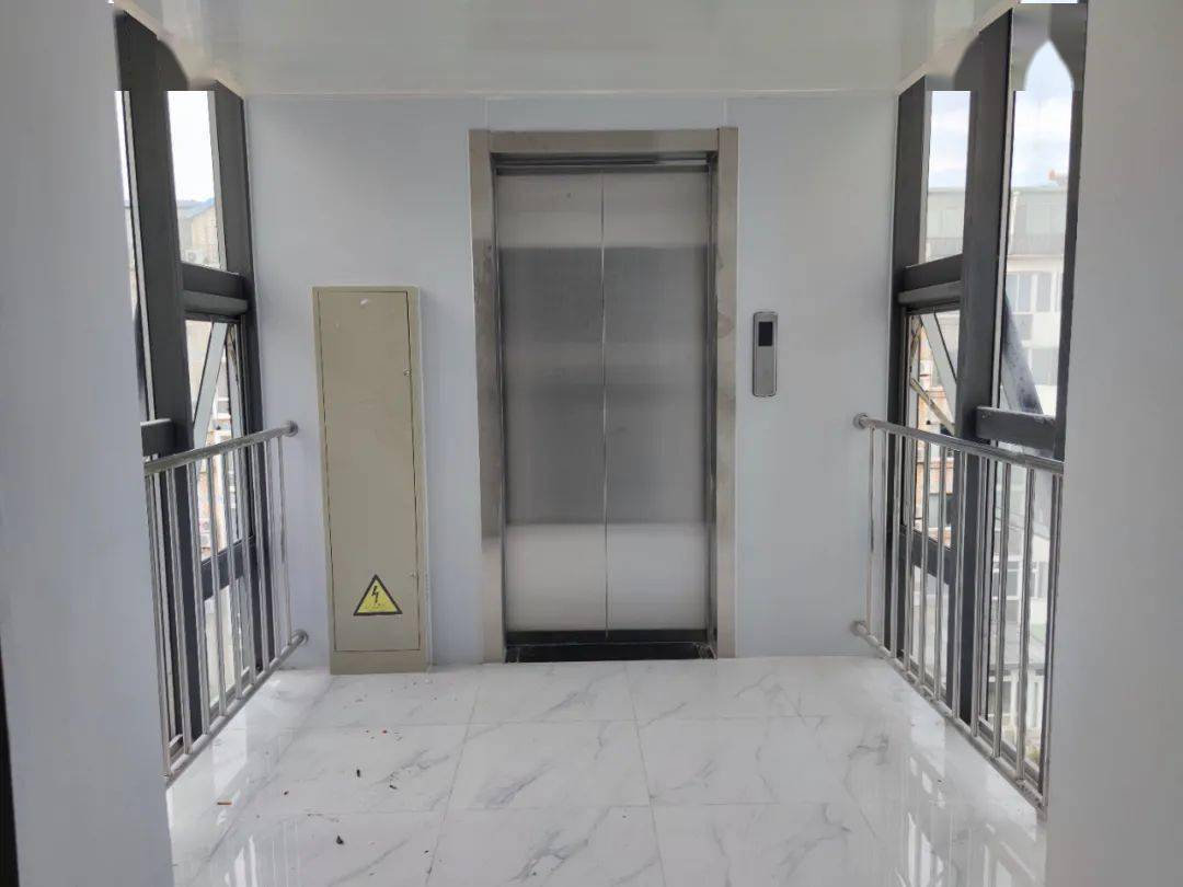 今天顺义这小区又一部外挂电梯启用了