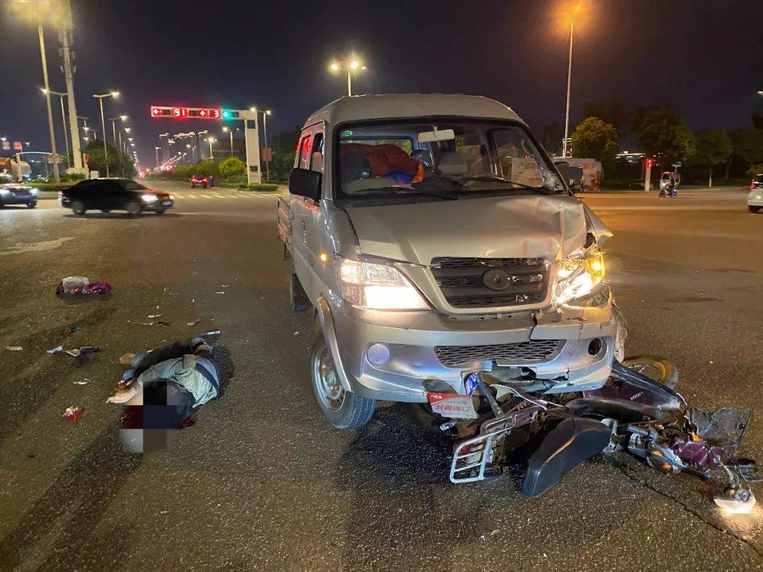 突发!龙港世纪大道西一街路口发生严重车祸