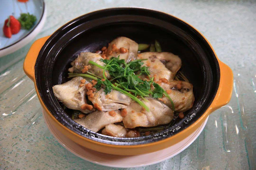 卤水鹅肠拼鹅肝是一道经典的潮州菜,看似菜品平平无奇,其实背后制作