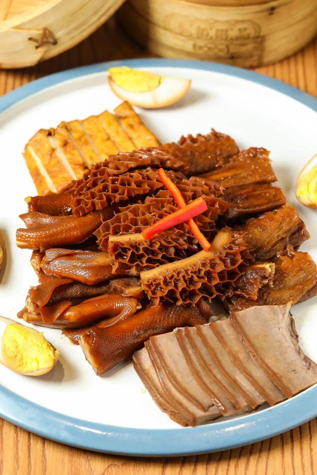 这盘五拼卤水拼盘堪称"卤味大满贯":金钱肚,鹅翅,鸭掌,牛舌和豆干,五