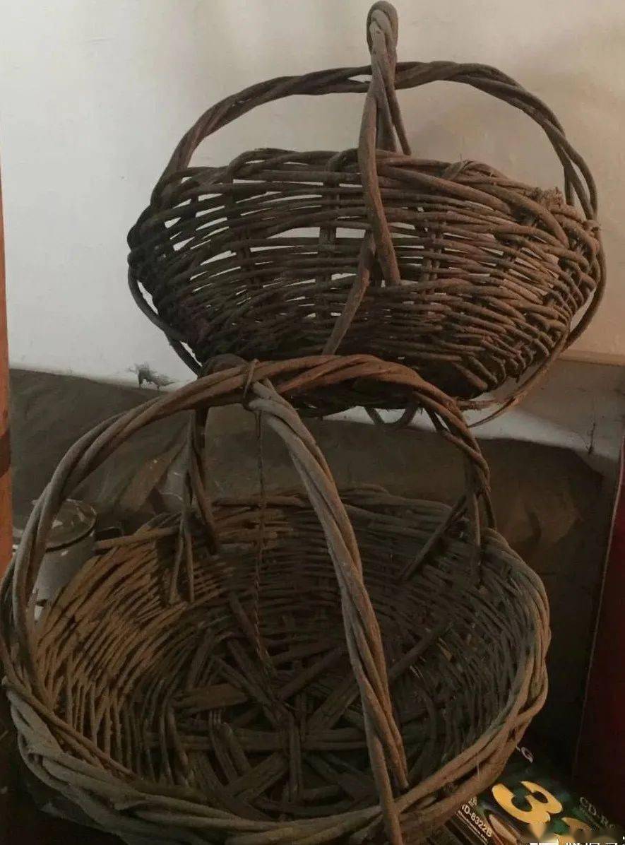 图四 箩头是用来从院子里的地窖把冬天存储的土豆白菜提上来图五 放水