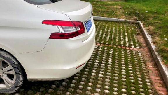 新手倒车摸不准车尾位置不要紧,学会这一招,再不怕刮蹭