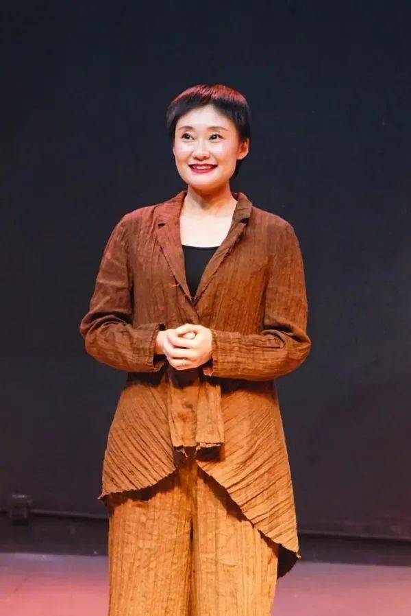 一鸢茶馆的奇异派对上演贵州荒诞话剧再现戴明贤笔下四大怪人