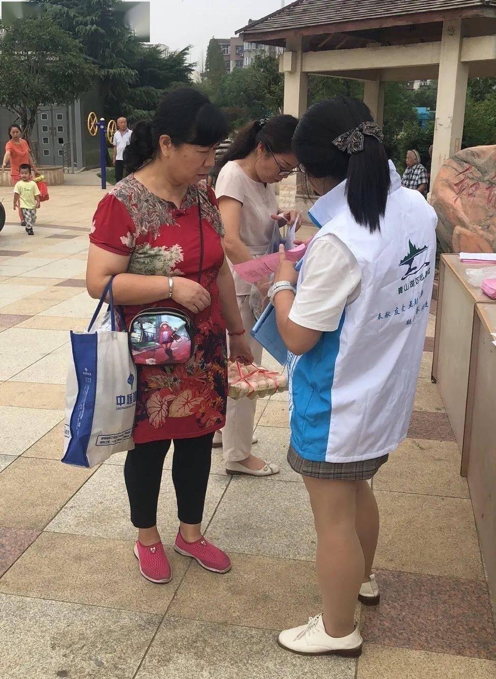 村社园地京东小区积极推进全国第七次人口普查宣传活动