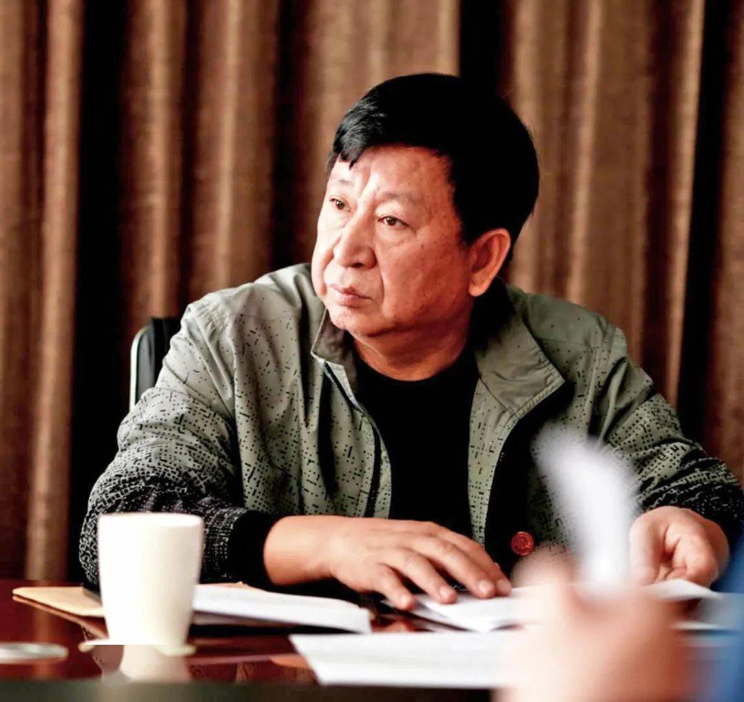 李栋,祖籍山东寿光,1959年生于辽宁抚顺.