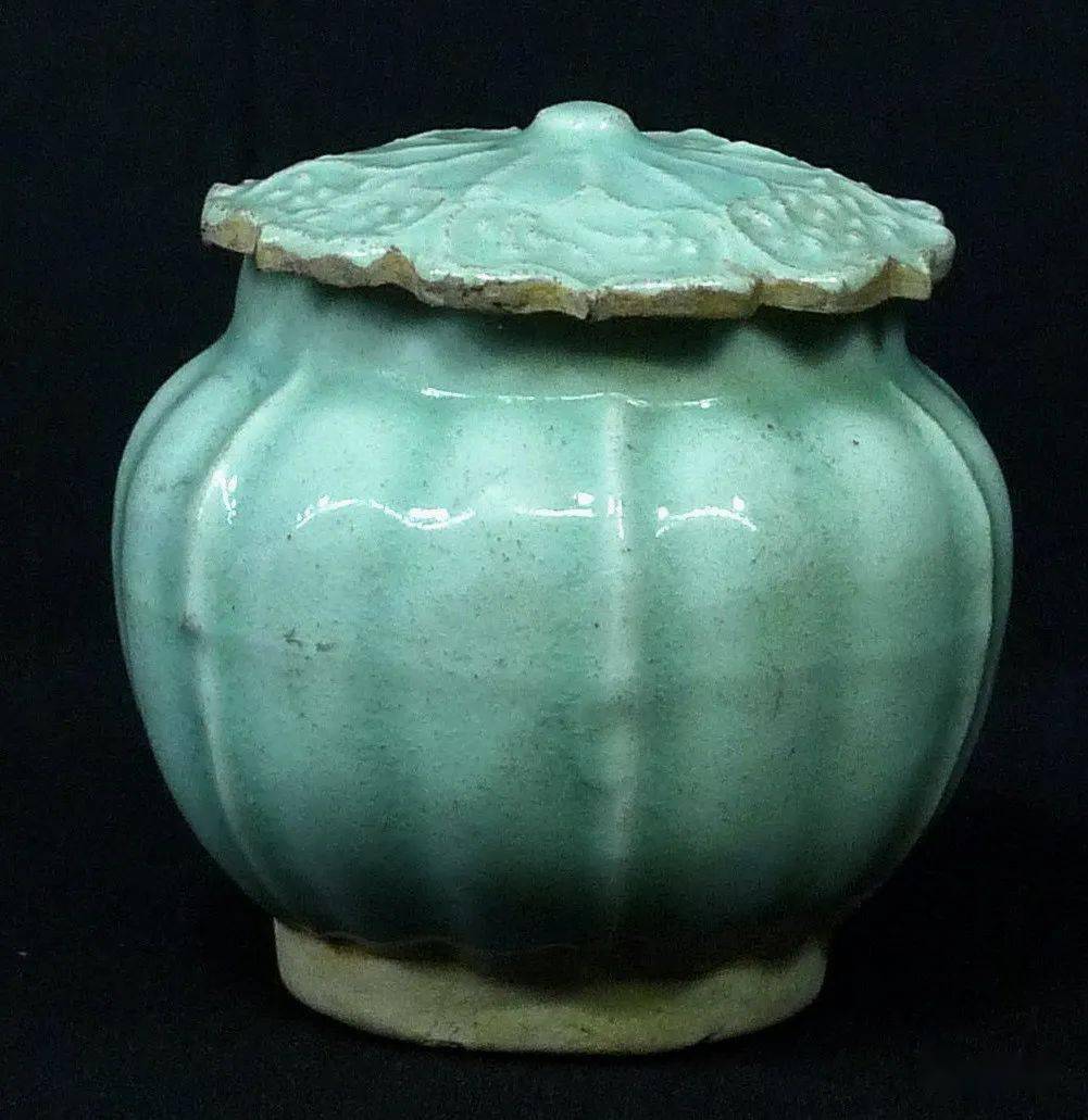 精心遴选了一百件(套)景德镇古代瓷器,涵盖了五代至民国景德镇陶瓷之