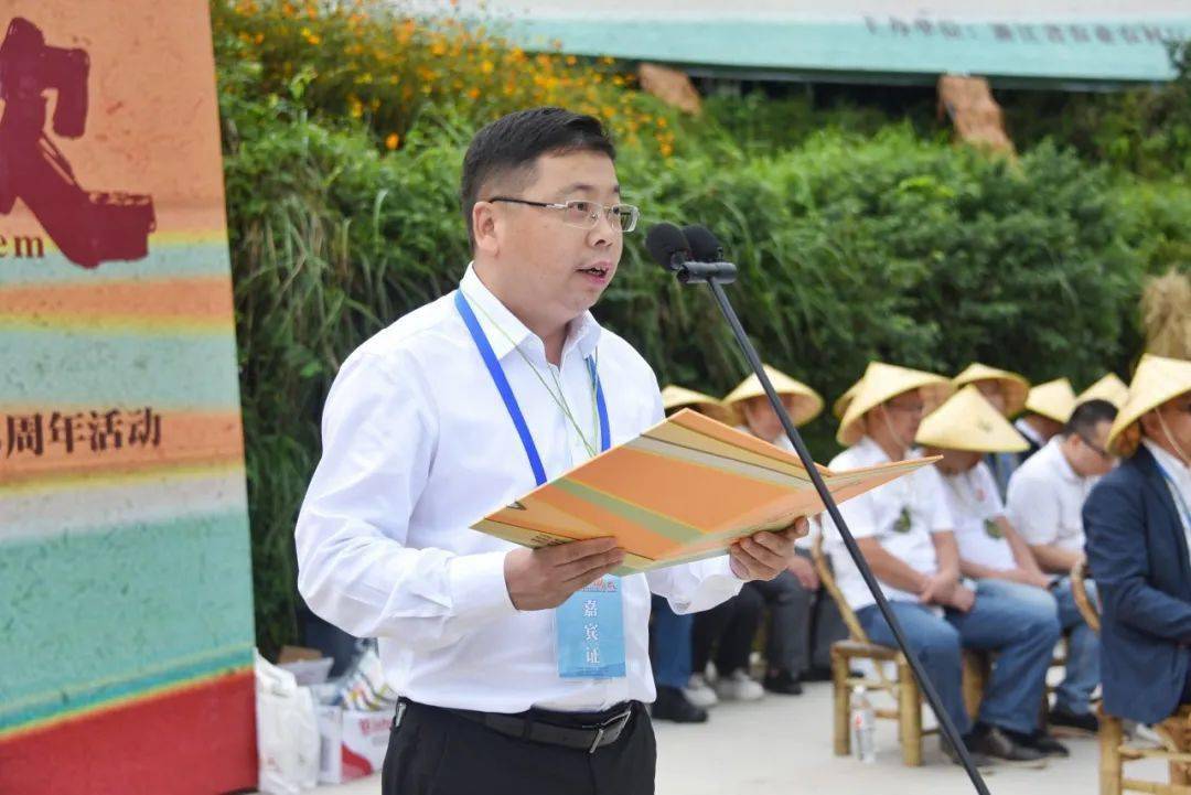 县委书记,县长周和平致辞活动在开场鼓舞《万物欢喜》中拉开序幕,随后