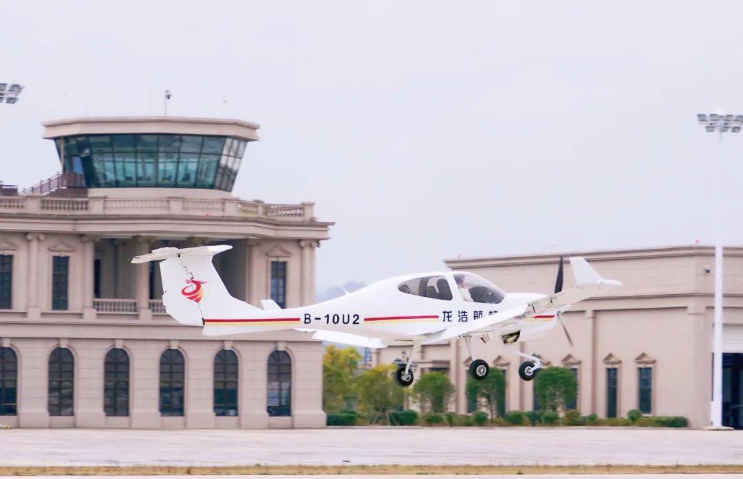 万丰航空与龙浩航校达成战略合作