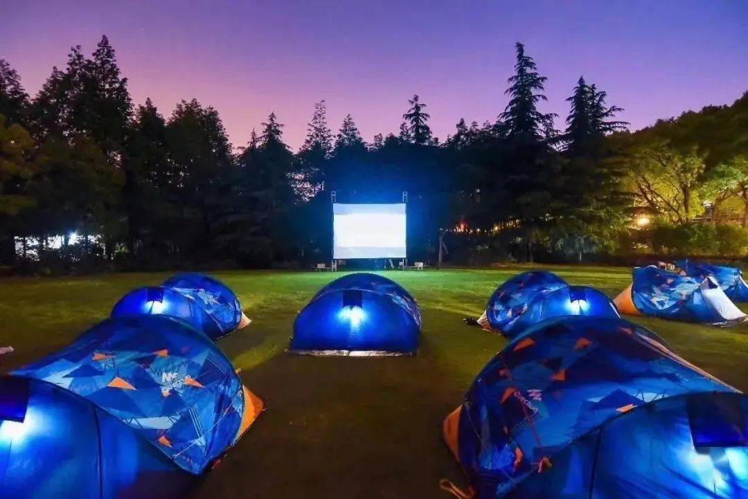静下来观看一场电影,让时光回溯, 重新感受童年 户外观影的美好!