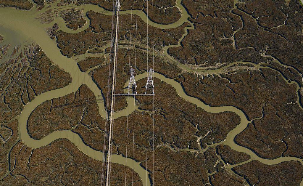 美国旧金山:摄影师航拍湿地多彩地貌 纵横电线巧妙入镜