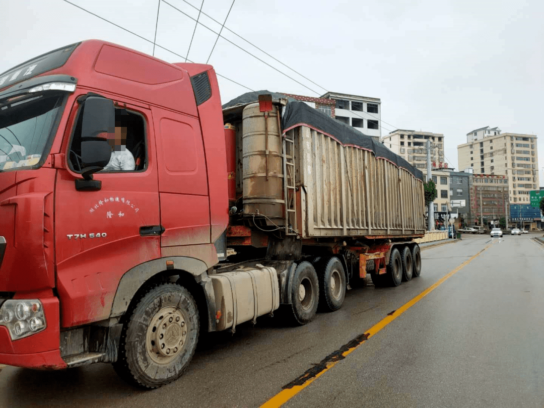 阳新交警王英中队查货一辆百吨王货车超载率达到300以上