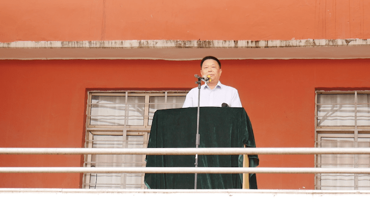 萧城一中党委副书记,副校长耿瑞锋同志主持本次大会:1000多名新生加入